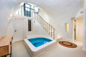 Indoor spa tub
