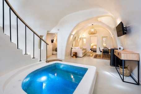 Royal Suite Indoor Hot Tub | Living area | Flat-screen TV