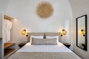 Exclusive Suite, Hot Tub, Partial Sea View - Hill Suites (Santorini)