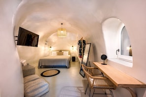 Royal Suite Indoor Hot Tub | In-room safe, individually decorated, soundproofing, iron/ironing board - Hill Suites (Santorini)