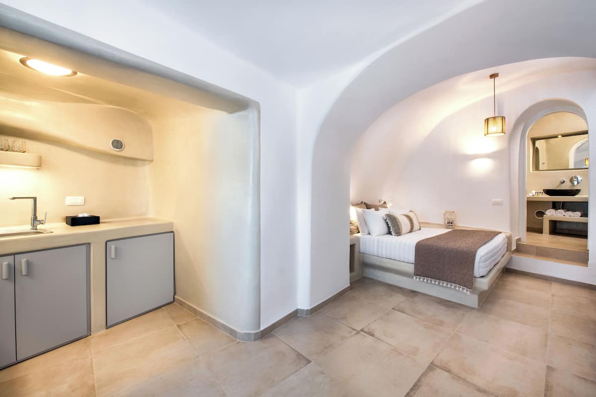 Ein modernes Schlafzimmer mit einem eingebauten Bett, einem Nachttisch und einem großen Spiegel.
