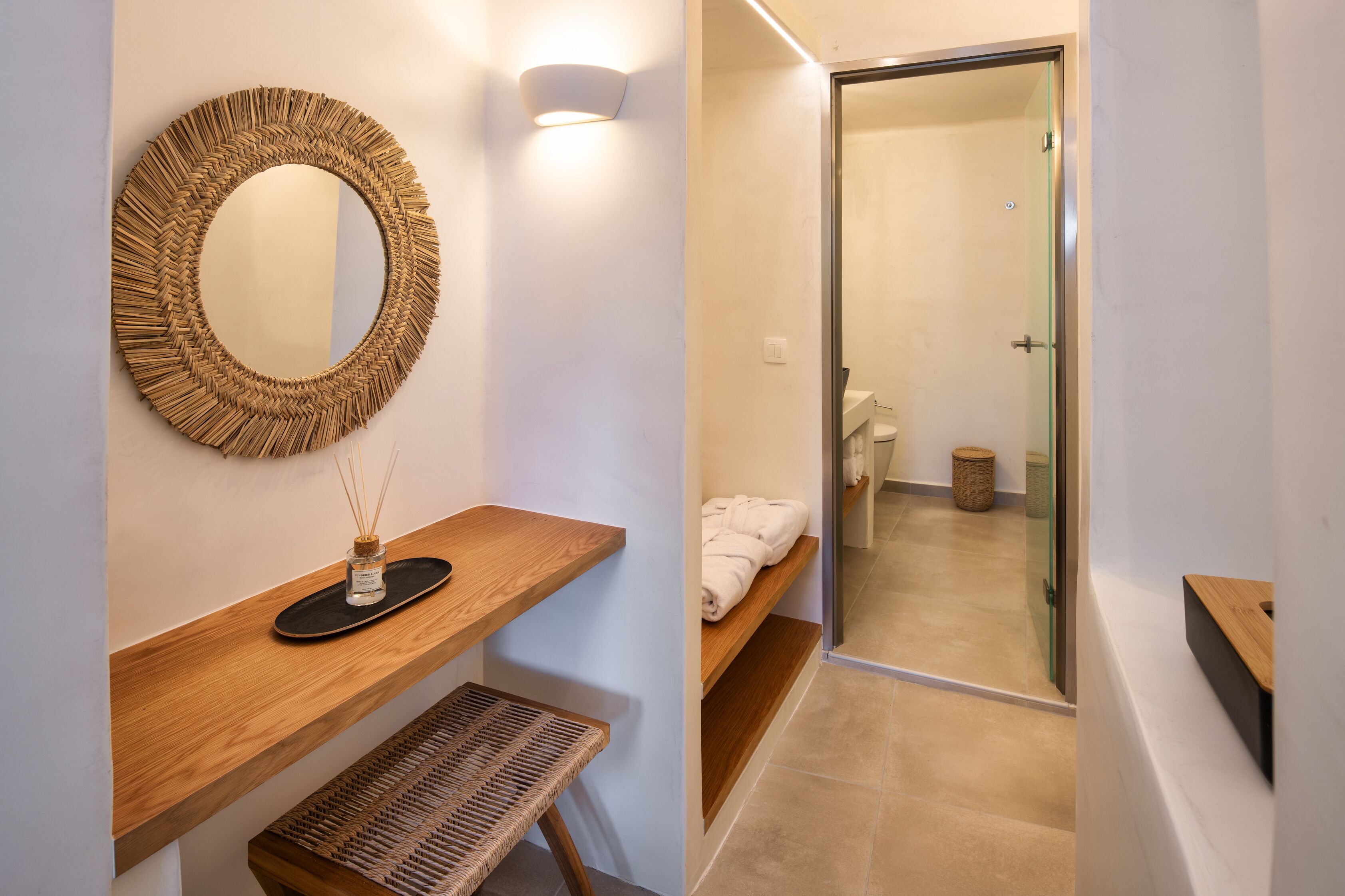 suite outdoor hot tub (3 people) | bathroom | shower, free toiletries, hair dryer, bathrobes