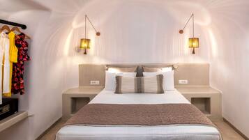 Ein modernes Schlafzimmer mit einem großen Bett, Nachttischen und einer Hängelampe.
