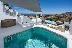 Outdoor spa tub - Hill Suites (Santorini)