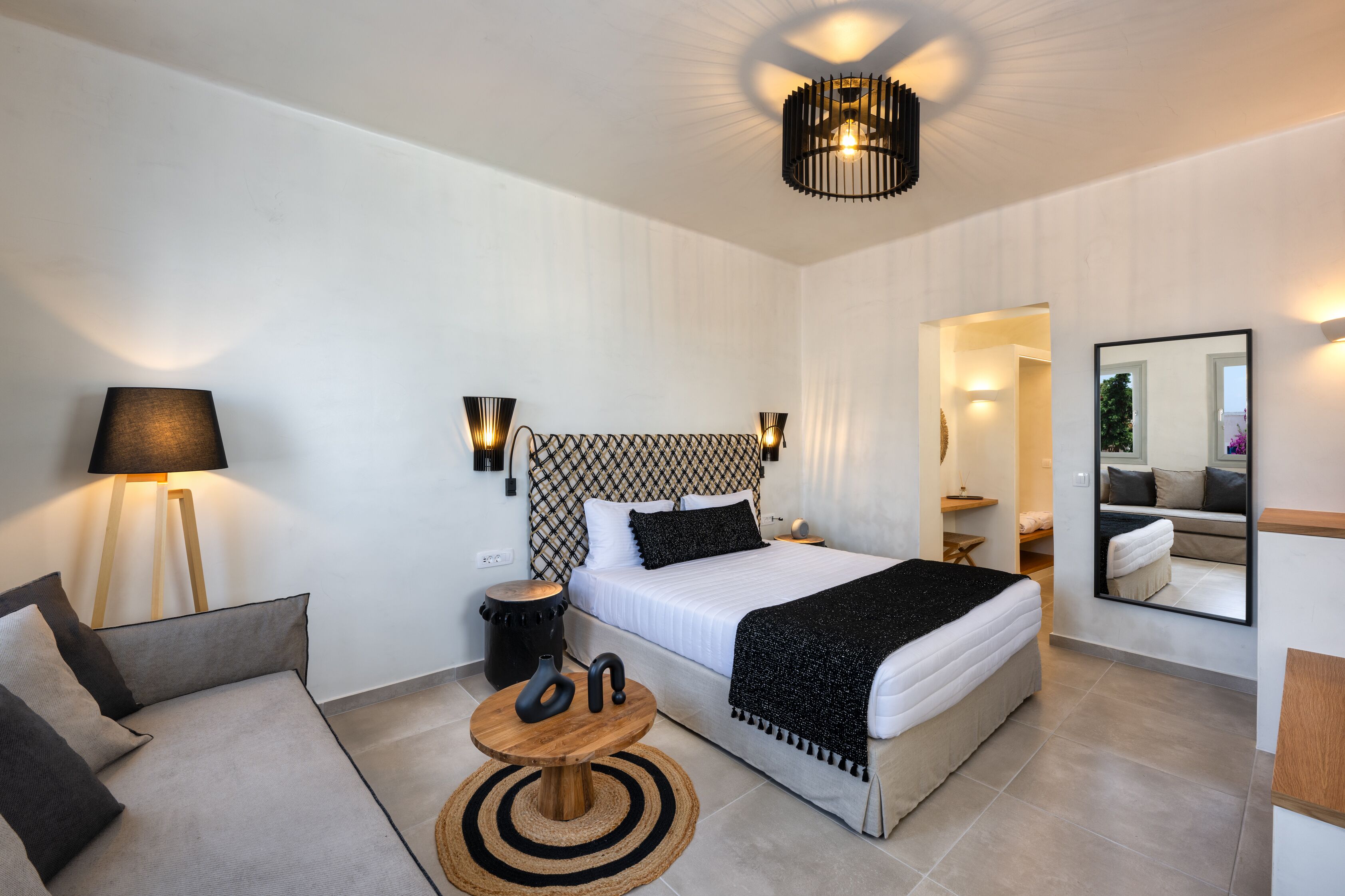 suite outdoor hot tub (3 people) | 1 bedroom, in-room safe, individually decorated, soundproofing