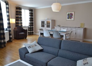 TV, libri, impianto stereo, studio
