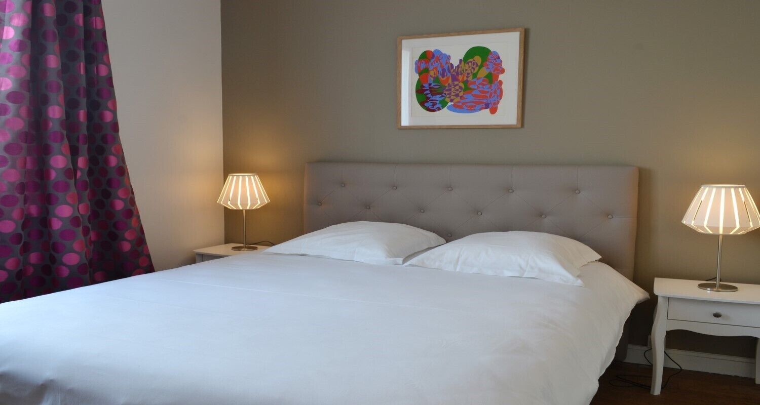 2 habitaciones, tabla de planchar con plancha y cuna de viaje 