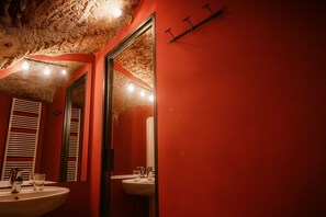 Loft | Bathroom | Shower, bidet, towels - dHomes - Apartments and Rooms (Milan)