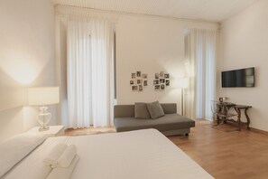 Quadruple Room | Hypo-allergenic bedding, down comforters, iron/ironing board, free WiFi - dHomes - Apartments and Rooms (Milan)