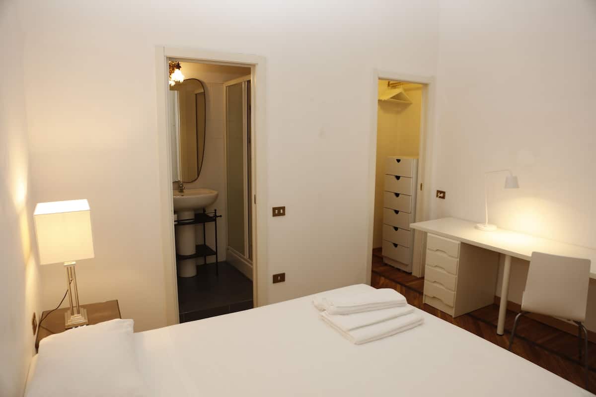 1 bedroom, hypo-allergenic bedding, down duvets, iron/ironing board