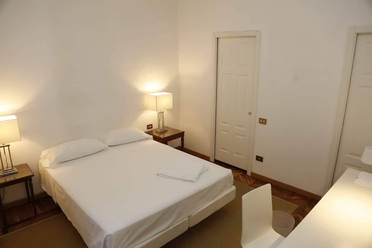 1 bedroom, hypo-allergenic bedding, down duvets, iron/ironing board