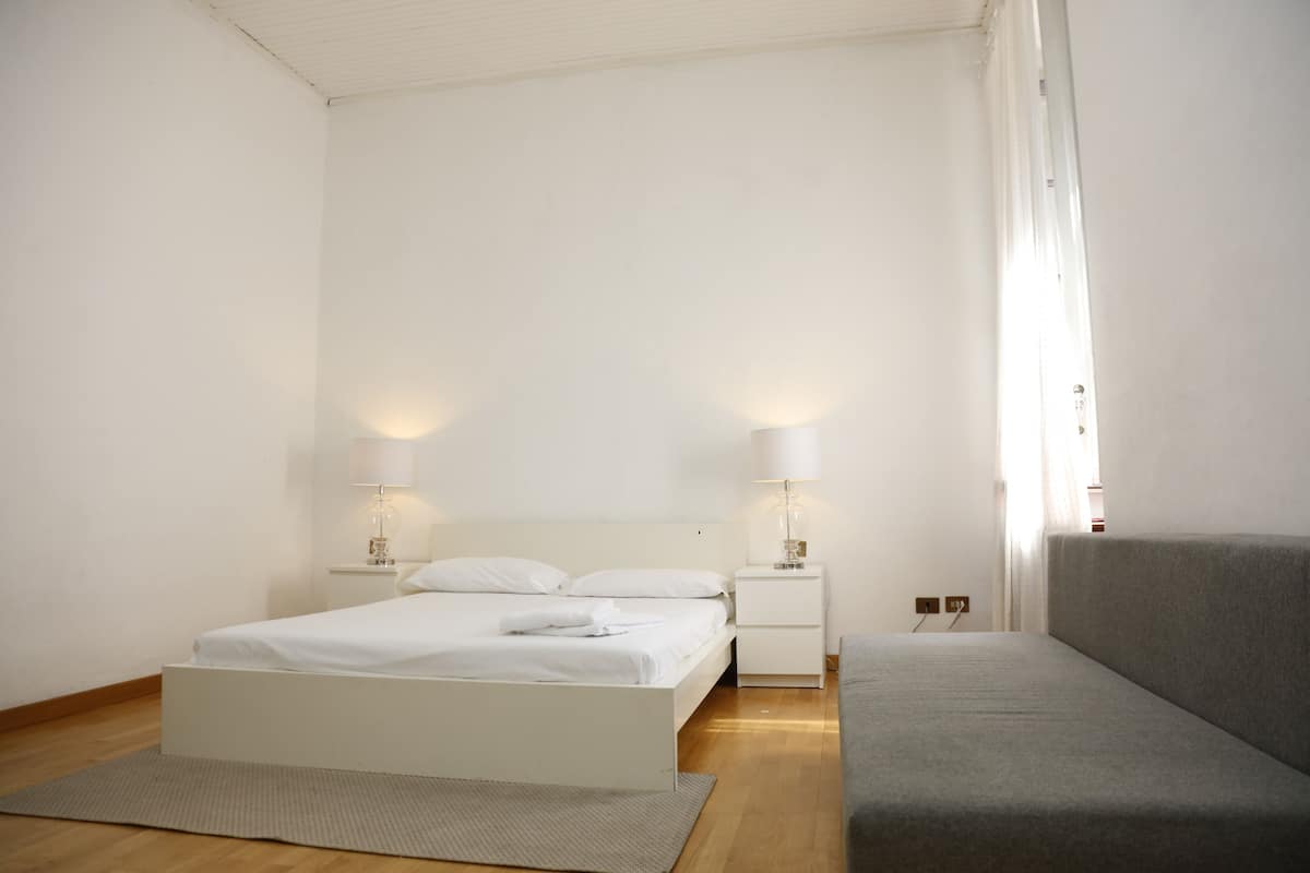 1 bedroom, hypo-allergenic bedding, down duvets, iron/ironing board
