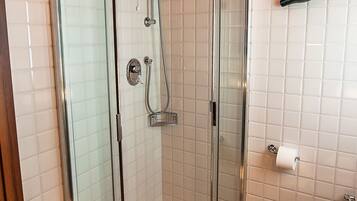 Doccia, asciugacapelli, bidet, asciugamani