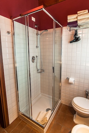 Douche, sĂšche-cheveux, bidet, serviettes fournies