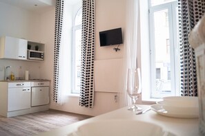 Apartment | Private kitchenette | Fridge, microwave, stovetop, coffee/tea maker - Modern Apartment Wiener Stadthalle 2 (Vienna)