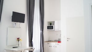 Appartement | Coin cuisine privé | Réfrigérateur, micro-ondes, plaque de cuisson, cafetiÚre/bouilloire