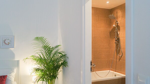 Apartment | Bathroom | Bathtub, hair dryer, towels, soap