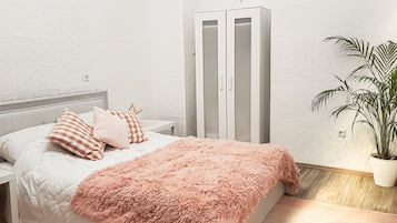 1 habitación, tabla de planchar con plancha y ropa de cama