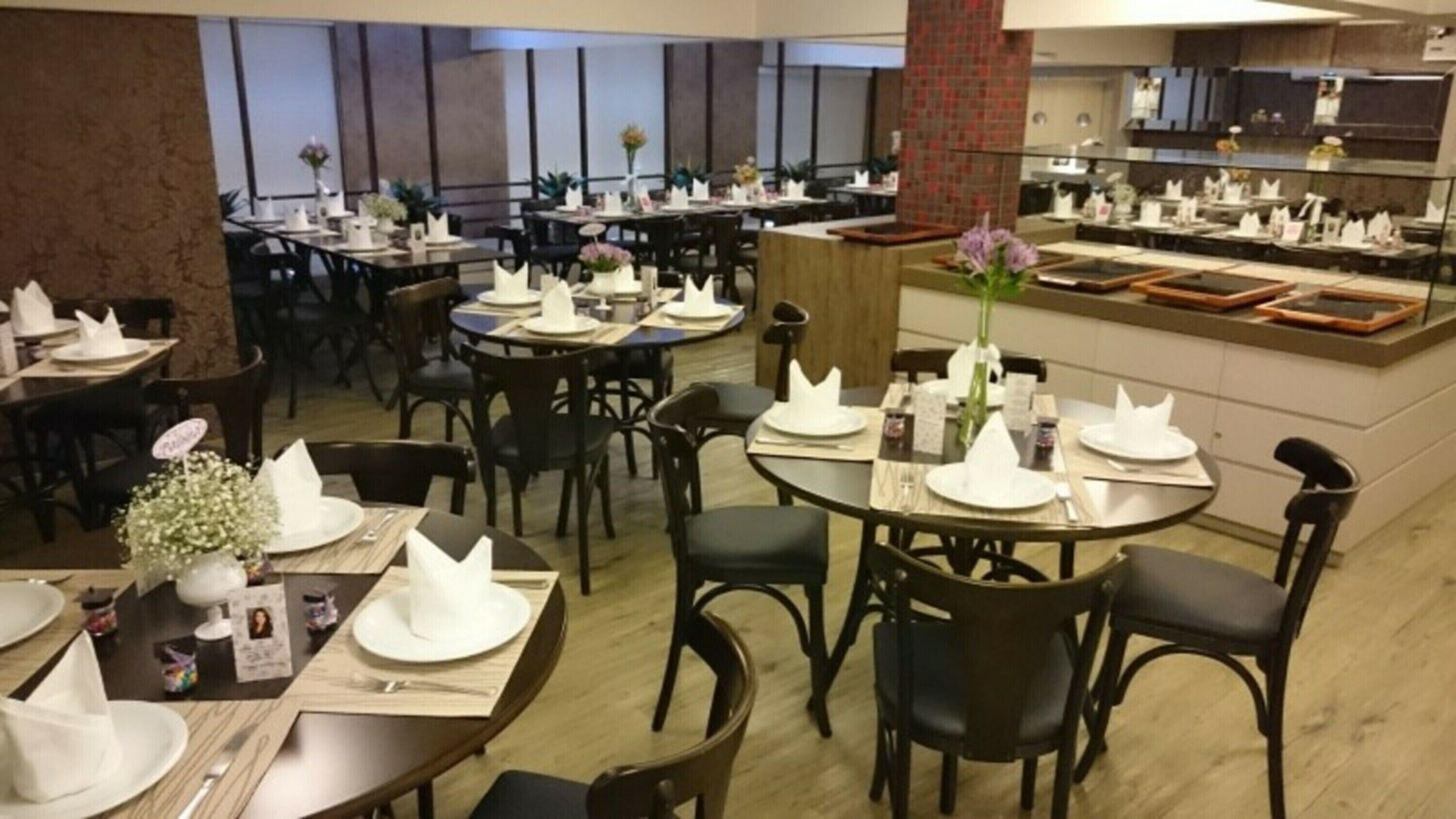 Café da manhã com buffet grátis todos os dias