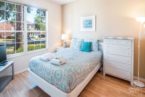 4 bedrooms, laptop workspace, iron/ironing board, free WiFi - Home With Private Pool and Nature Trails Near Disney! (Kissimmee)