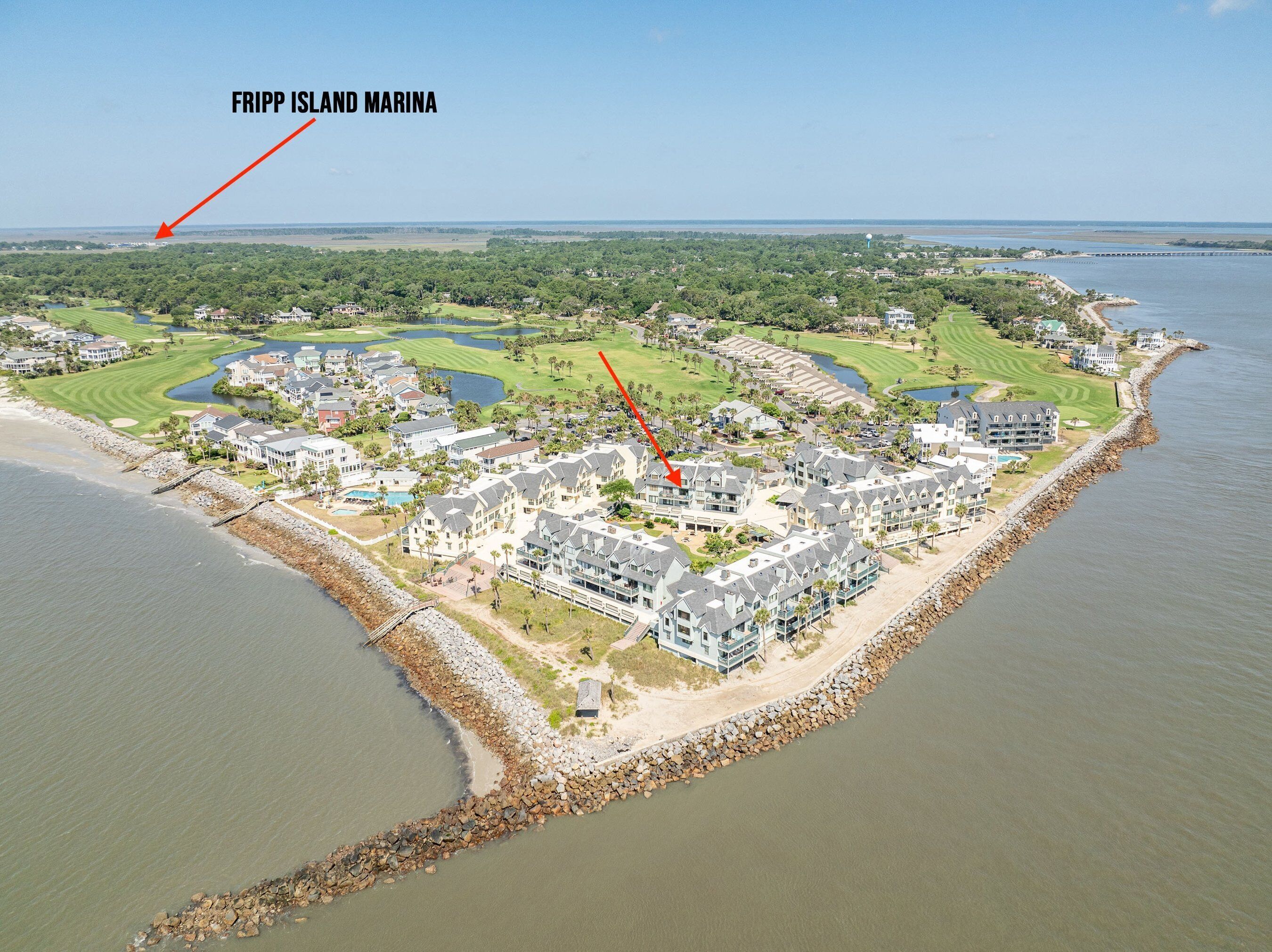 Eine Luftaufnahme des Fripp Island Marina mit Golfplatz, Wohngebäuden und einem Hafen.