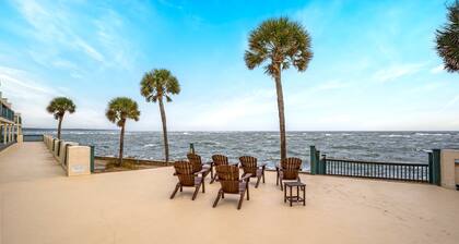 Oceanview, steps from Beach, Pool, Golf course & Restaurant, super clean!