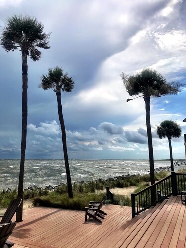 Oceanview, steps from Beach, Pool, Golf course & Restaurant, super clean!