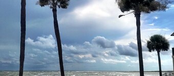 Oceanview, steps from Beach, Pool, Golf course & Restaurant, super clean!