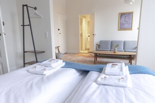 Escritorio, espacio para trabajar con laptop y wifi gratis