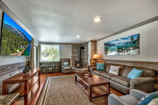 TV, fireplace - Lakeland Village #206 1BR Heavenly Hideaway hot tub, AC (South Lake Tahoe)