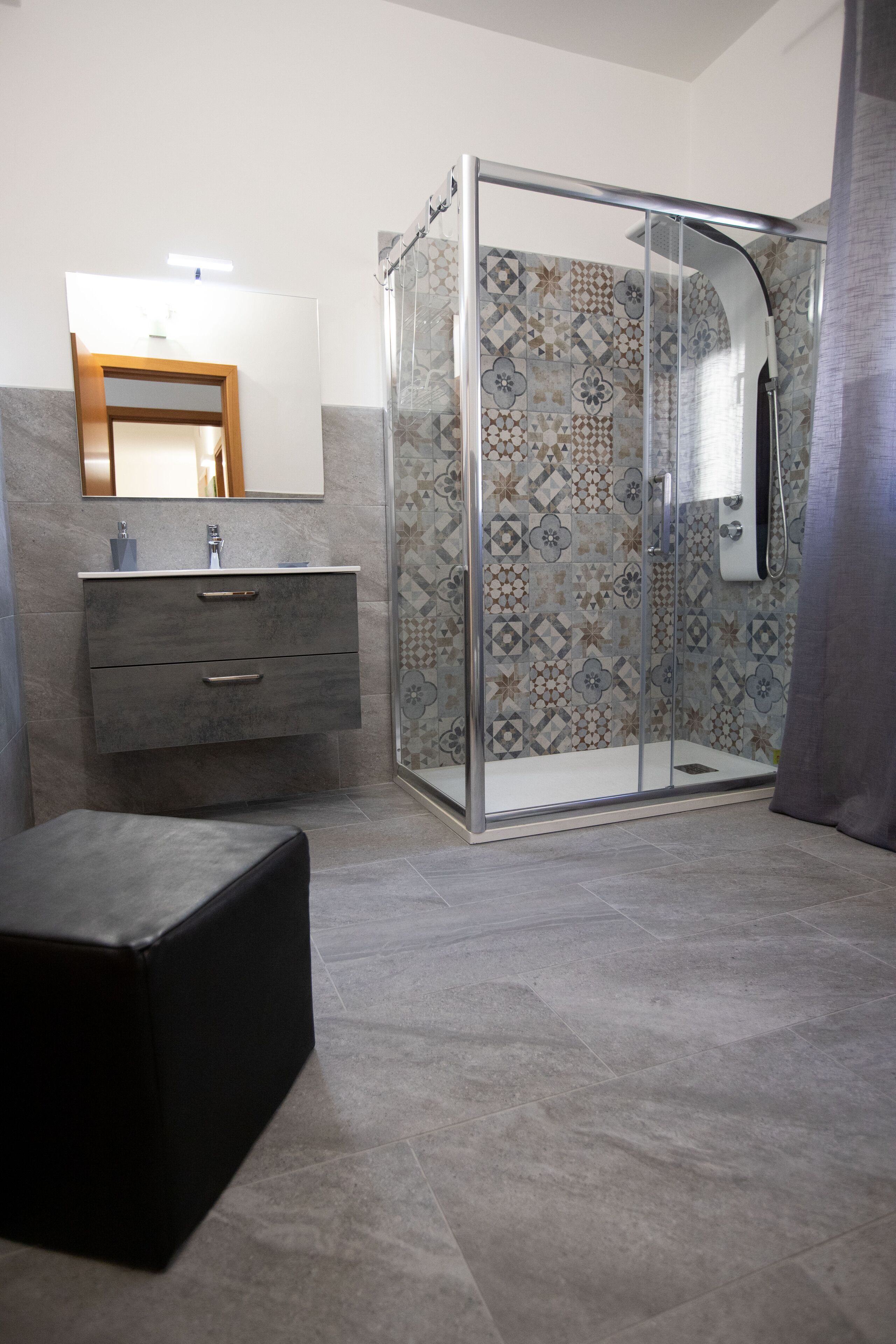 Douche, baignoire à jets, sèche-cheveux, bidet