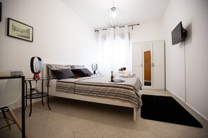 3 bedrooms, desk, iron/ironing board, free WiFi