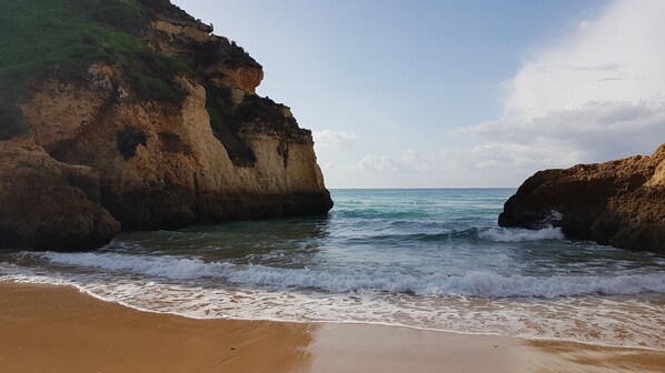 Plage, chaises longues, serviettes de plage