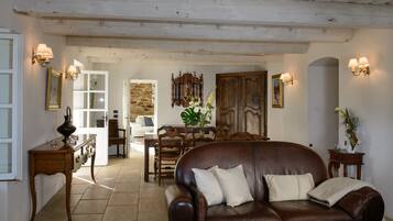 Een televisie en een open haard