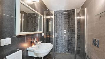 Dusche, Haartrockner, Bidet, Handtücher