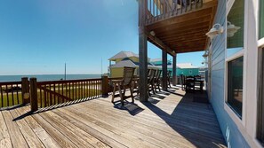 Outdoor dining - Dip Net: 4  BR, 3.5  BA House in Crystal Beach, Sleeps 14 (Bolivar Peninsula)