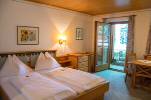 Quarto casal superior, 1 cama de casal, sacada, vista para a montanha | Berços (sobretaxa), Wi-Fi de cortesia, roupa de cama