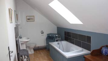 Badewanne, Haartrockner, Handtücher