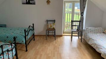 2 Schlafzimmer, Bügeleisen/Bügelbrett, Babybetten, Reisekinderbett