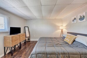 2 bedrooms, desk, iron/ironing board, WiFi