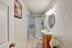 Hair dryer, towels, shampoo, toilet paper