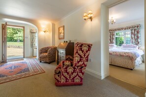 4 bedrooms, iron/ironing board, Internet, bed sheets