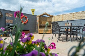 Outdoor dining - Seaside Cottage, Wells-next-the-Sea, Norfolk (Wells-next-the-Sea)