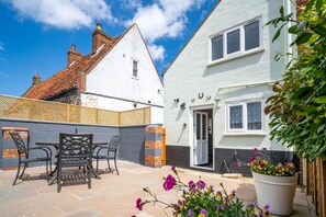 Outdoor dining - Seaside Cottage, Wells-next-the-Sea, Norfolk (Wells-next-the-Sea)