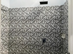 Shower, rainfall showerhead, free toiletries, towels