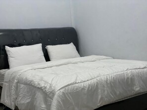 Premium bedding, down duvets, Select Comfort beds, desk - Khalisa Home Syariah Pontianak (Pontianak)