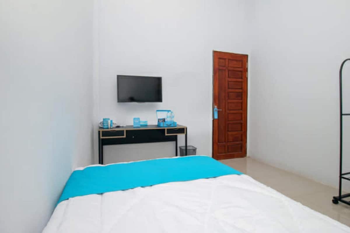 Twin Room | Premium bedding, down comforters, Select Comfort beds, desk