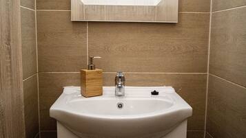 Leilighet | Bad | Dusj, håndklær, såpe og toalettpapir