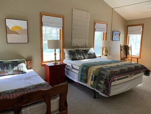 3 bedrooms, iron/ironing board, travel cot, WiFi - Family friendly Ski/Lake house in the White Mountains - walk to lake (Madison)