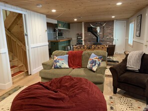 Smart TV, fireplace, DVD player, table football - Family friendly Ski/Lake house in the White Mountains - walk to lake (Madison)